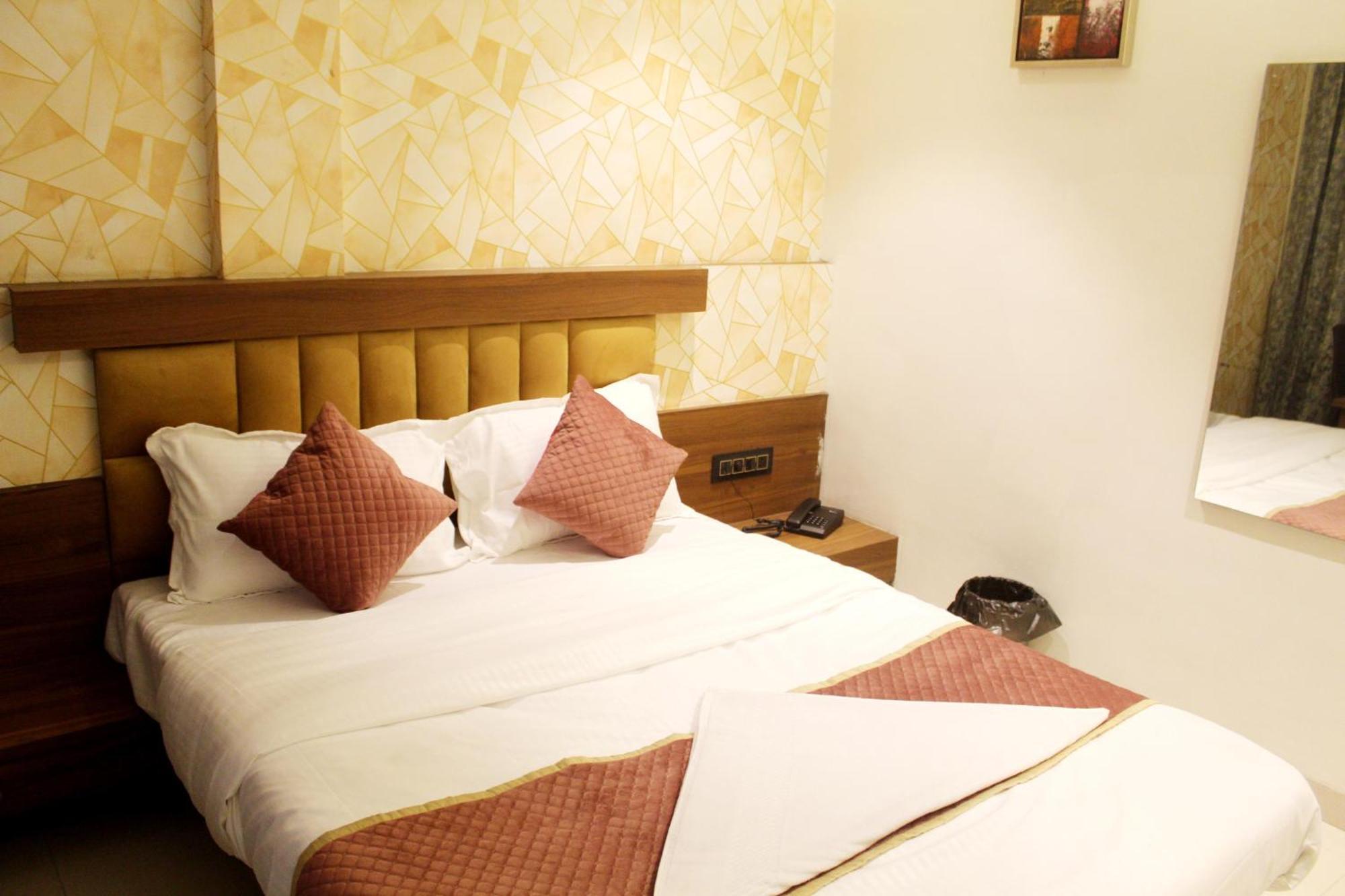 Hotel India Gate Narhe, Пюн Екстериор снимка