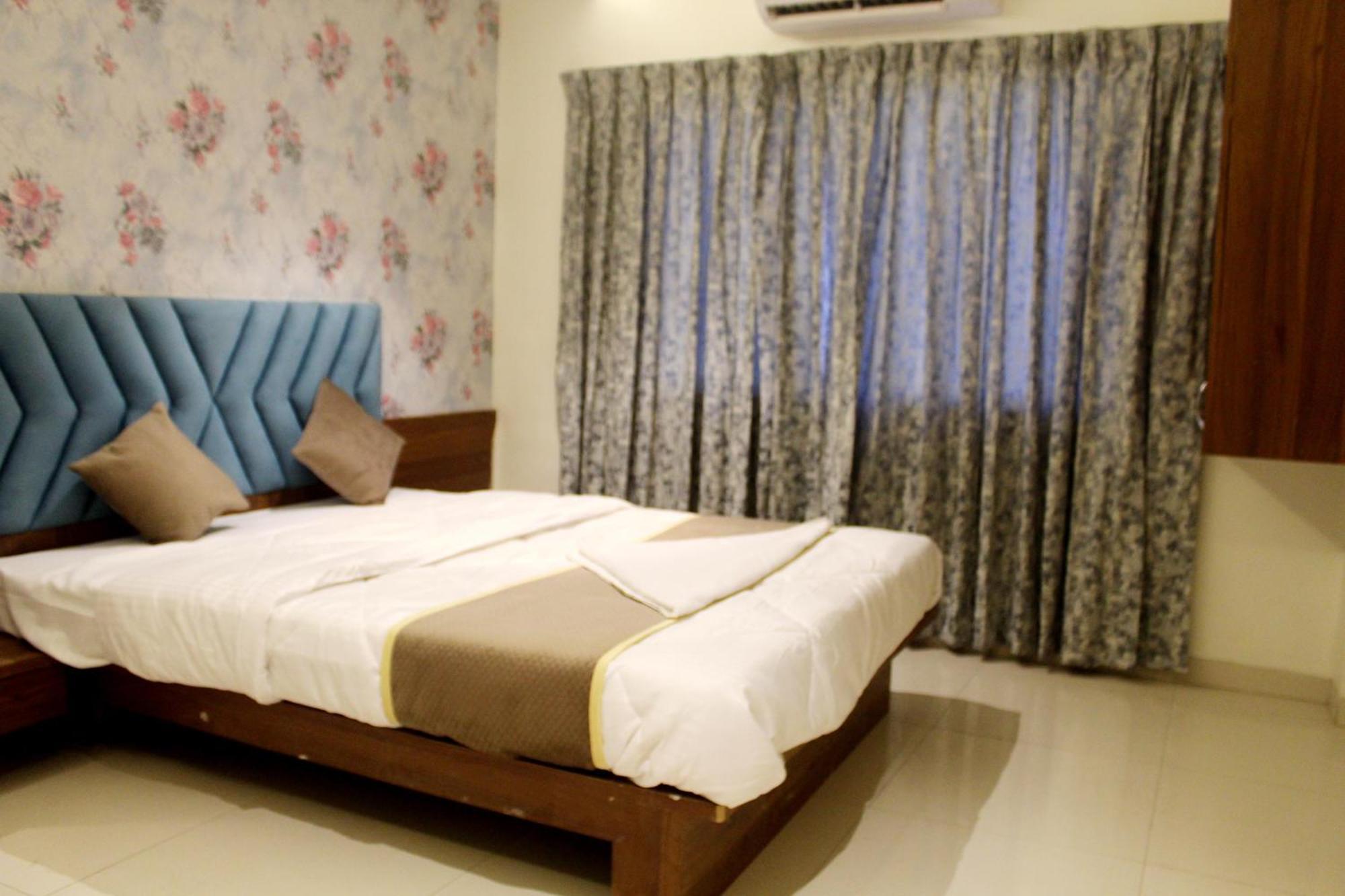 Hotel India Gate Narhe, Пюн Екстериор снимка